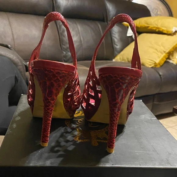 Fabulosity Chic Red Heels Size 6 - Picture 4 of 5